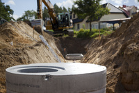 Budowa kanalizacji sanitarnej w wykopie otwartym szeroko przestrzennym, montaż studni rewizyjnych wraz z kanałem.